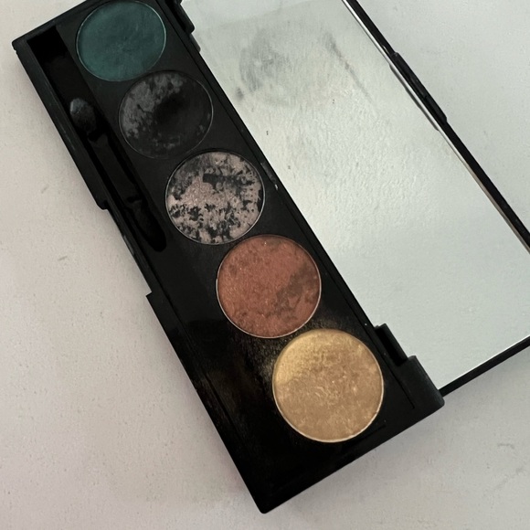 Eyeshadow palettes - Picture 2 of 3
